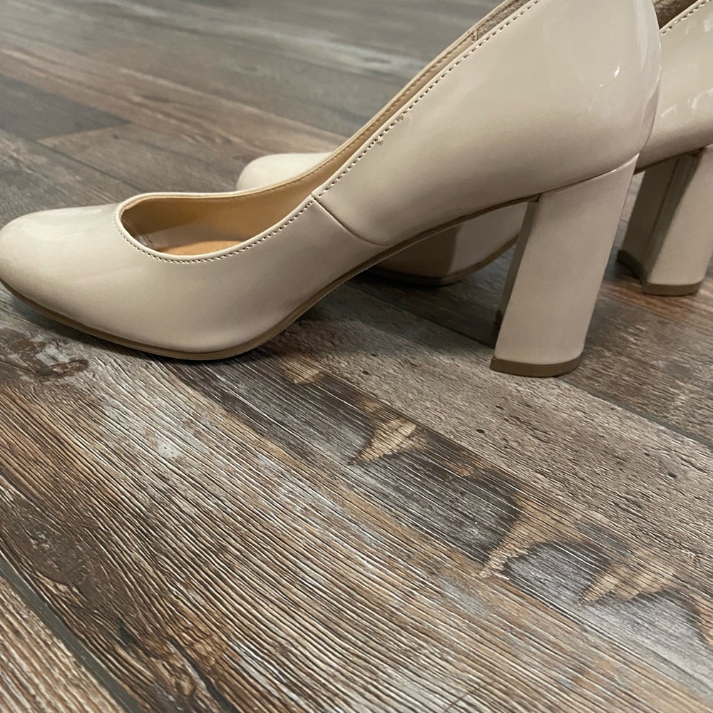 🌟🌟 2/$10 🌟🌟 Patent Faux Leather Tan Round Toe Block Heel Pumps - Picture 12 of 13